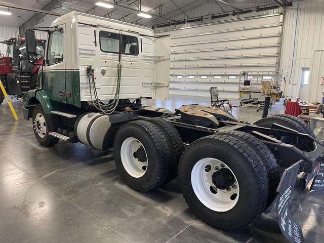 Image of Volvo VNM64T200 equipment image 4