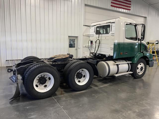 Image of Volvo VNM64T200 equipment image 2