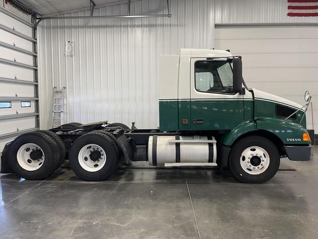 Image of Volvo VNM64T200 equipment image 1