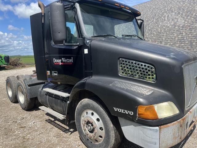 Image of Volvo VNM64T200 equipment image 1