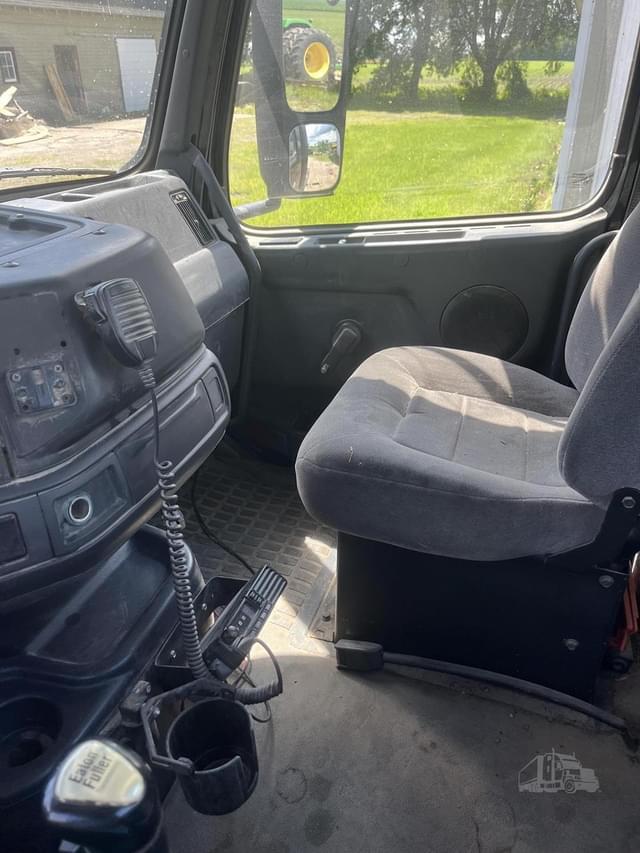 Image of Volvo VNM64T200 equipment image 3