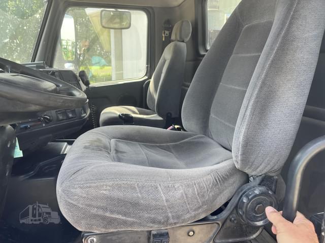 Image of Volvo VNM64T200 equipment image 2