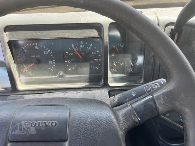 Image of Volvo VNM64T200 equipment image 4