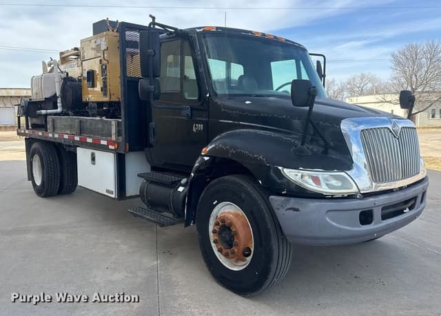 Image of International Durastar 4300 equipment image 2