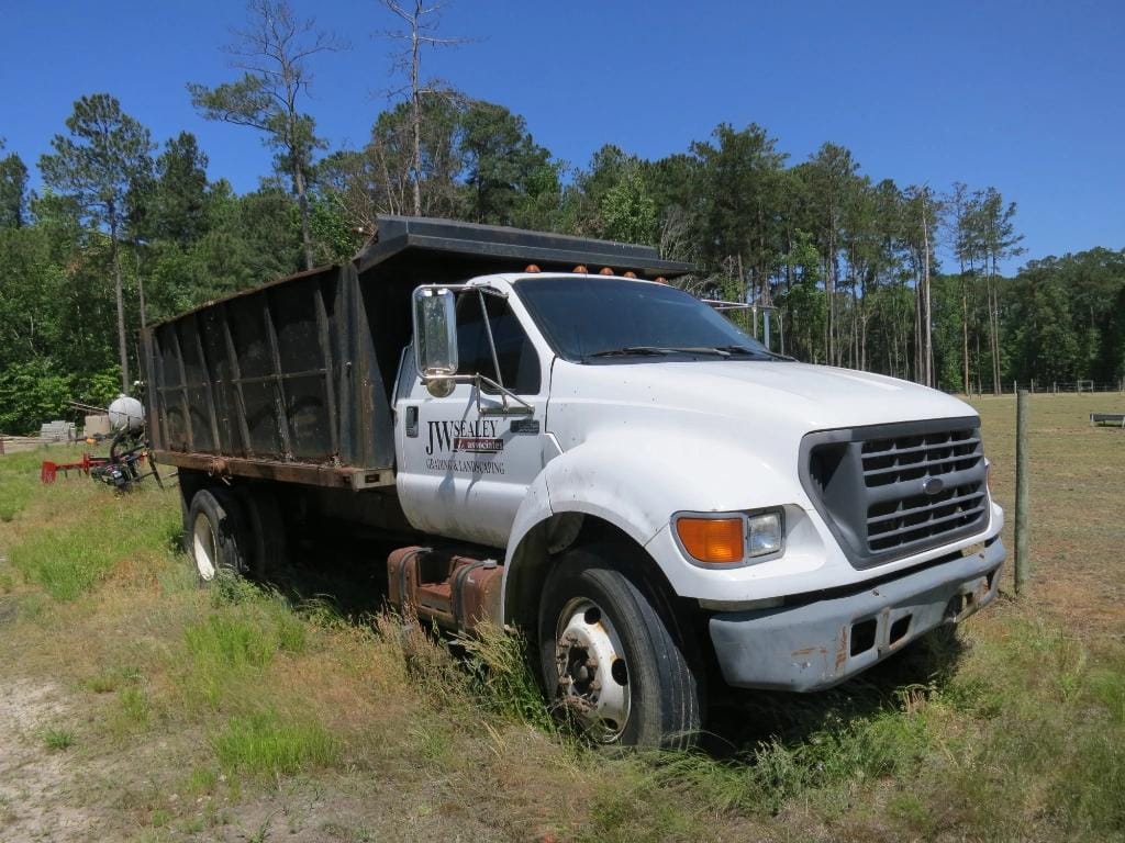 2002 Ford F-650 Equipment Image0