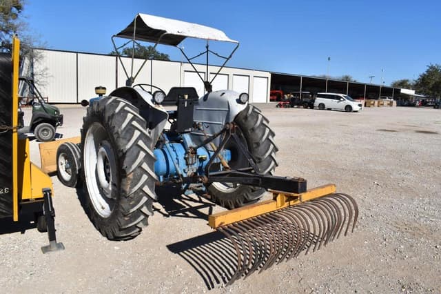 Image of Ford 4000 equipment image 3