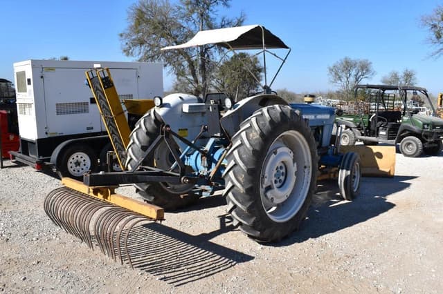 Image of Ford 4000 equipment image 2