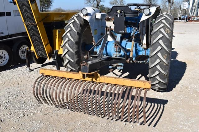 Image of Ford 4000 equipment image 4