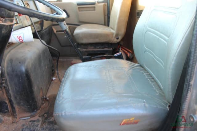 Image of International 8200 equipment image 4