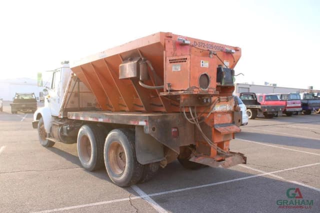 Image of International 8200 equipment image 3