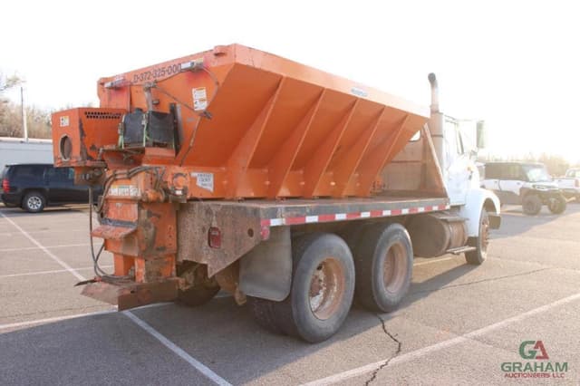 Image of International 8200 equipment image 2