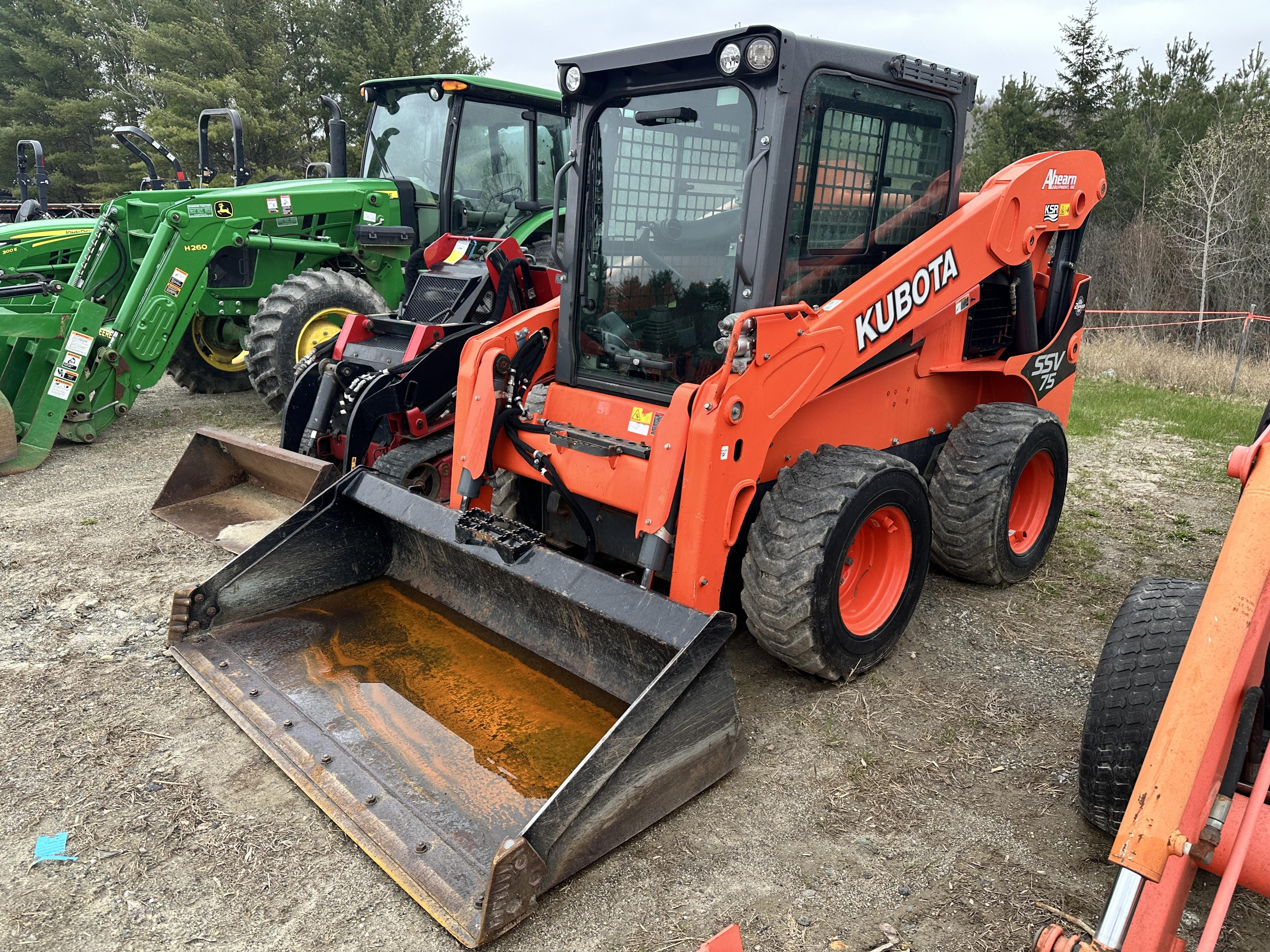 2018 Kubota SSV75PHC Equipment Image0