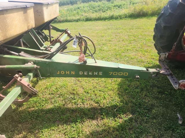 Image of John Deere 7000 equipment image 1