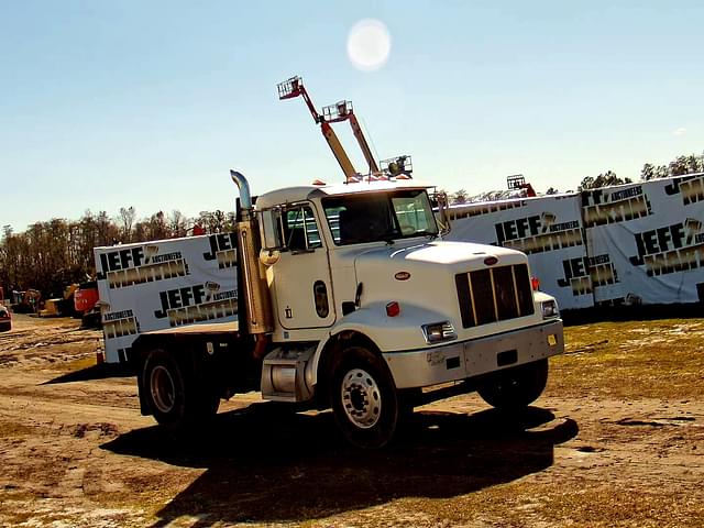 Image of Peterbilt 330 equipment image 2