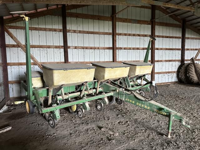 Image of John Deere 7000 equipment image 1