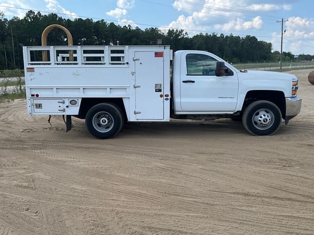 Image of Chevrolet 3500HD equipment image 3