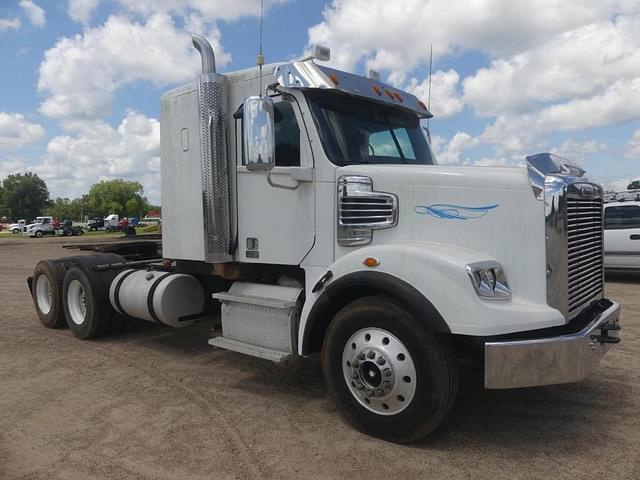 Image of Freightliner 122SD equipment image 1