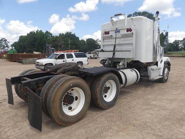 Image of Freightliner 122SD equipment image 2