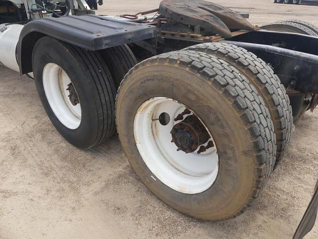 Image of Freightliner 122SD equipment image 4