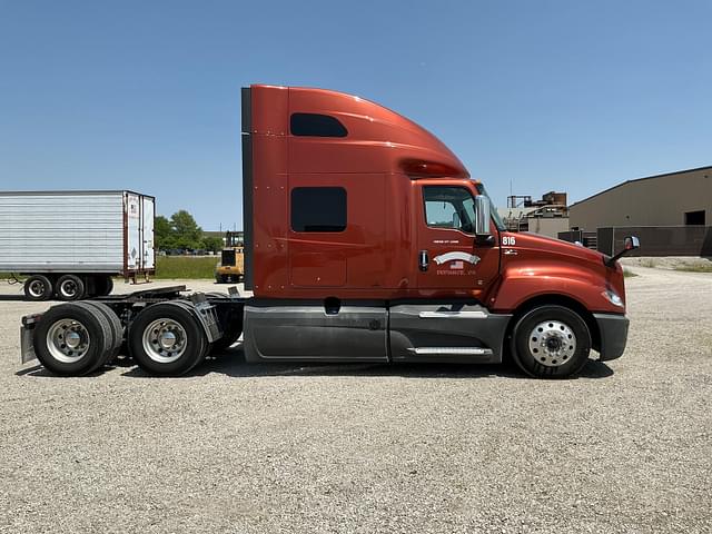 Image of International LT625 equipment image 3