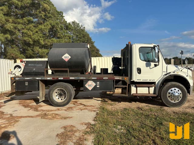 Image of Freightliner M2 106 equipment image 3