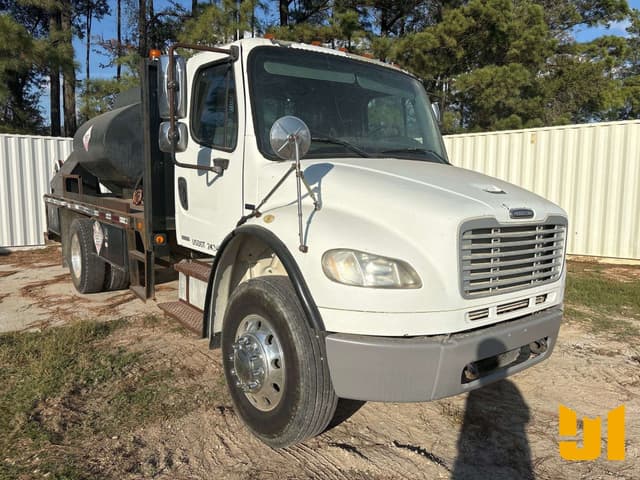 Image of Freightliner M2 106 equipment image 2