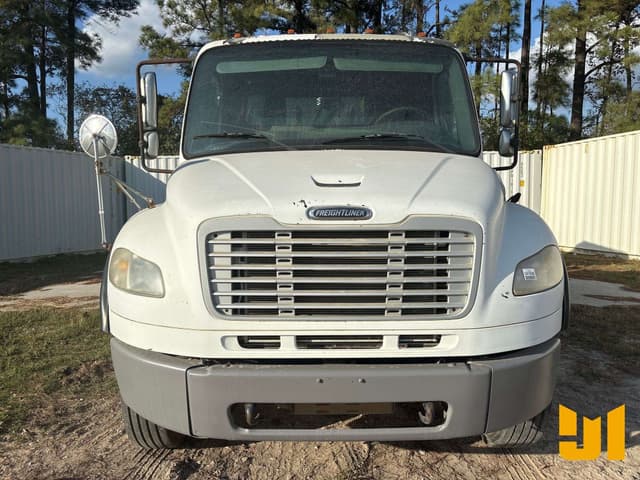 Image of Freightliner M2 106 equipment image 1