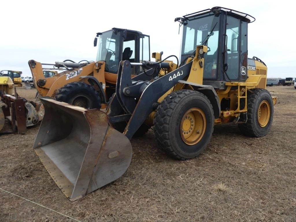 John Deere 444J Equipment Image0