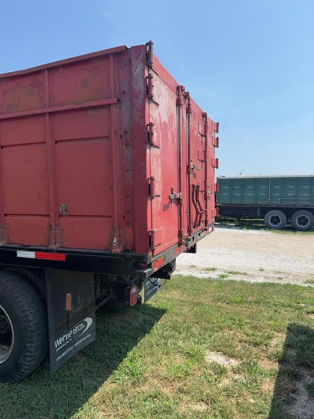 Image of International Loadstar 1700 equipment image 3
