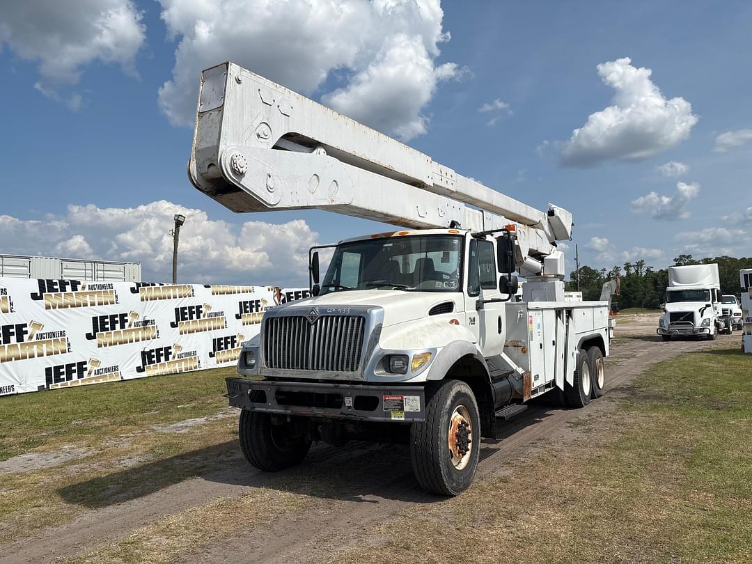 Image of International 7400 Primary image