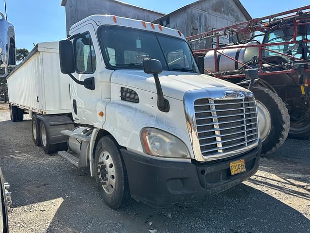 Image of Freightliner Cascadia equipment image 1