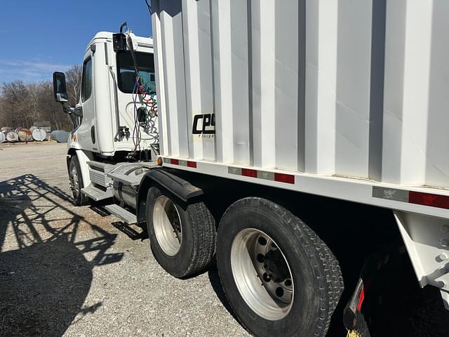 Image of Freightliner Cascadia equipment image 3