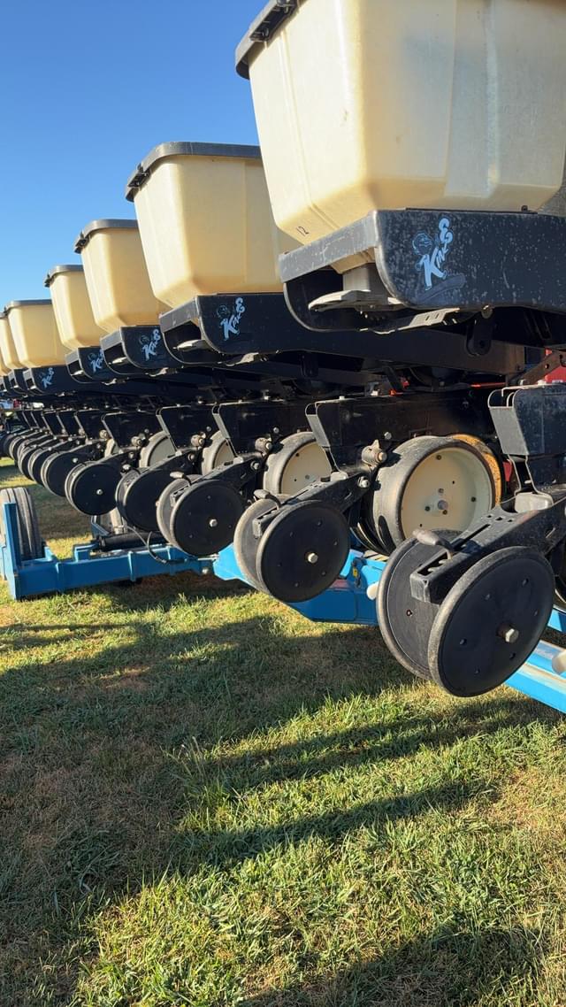 Image of Kinze 2600 equipment image 4
