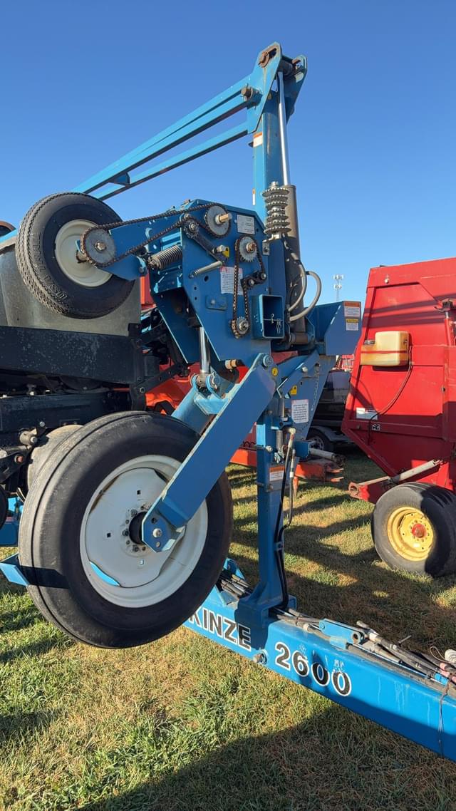 Image of Kinze 2600 equipment image 3