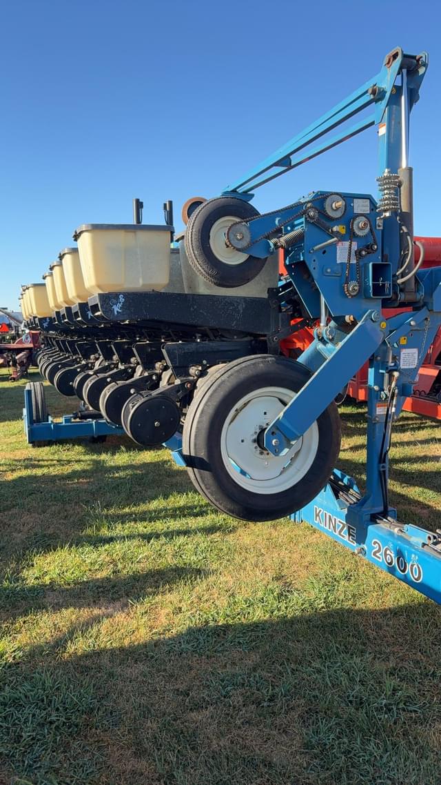 Image of Kinze 2600 equipment image 2