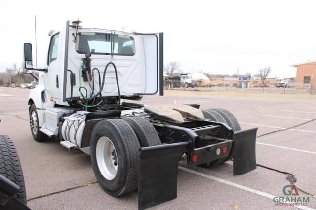 Image of International LT625 equipment image 3