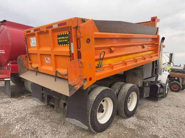 Image of International 4900DT equipment image 4