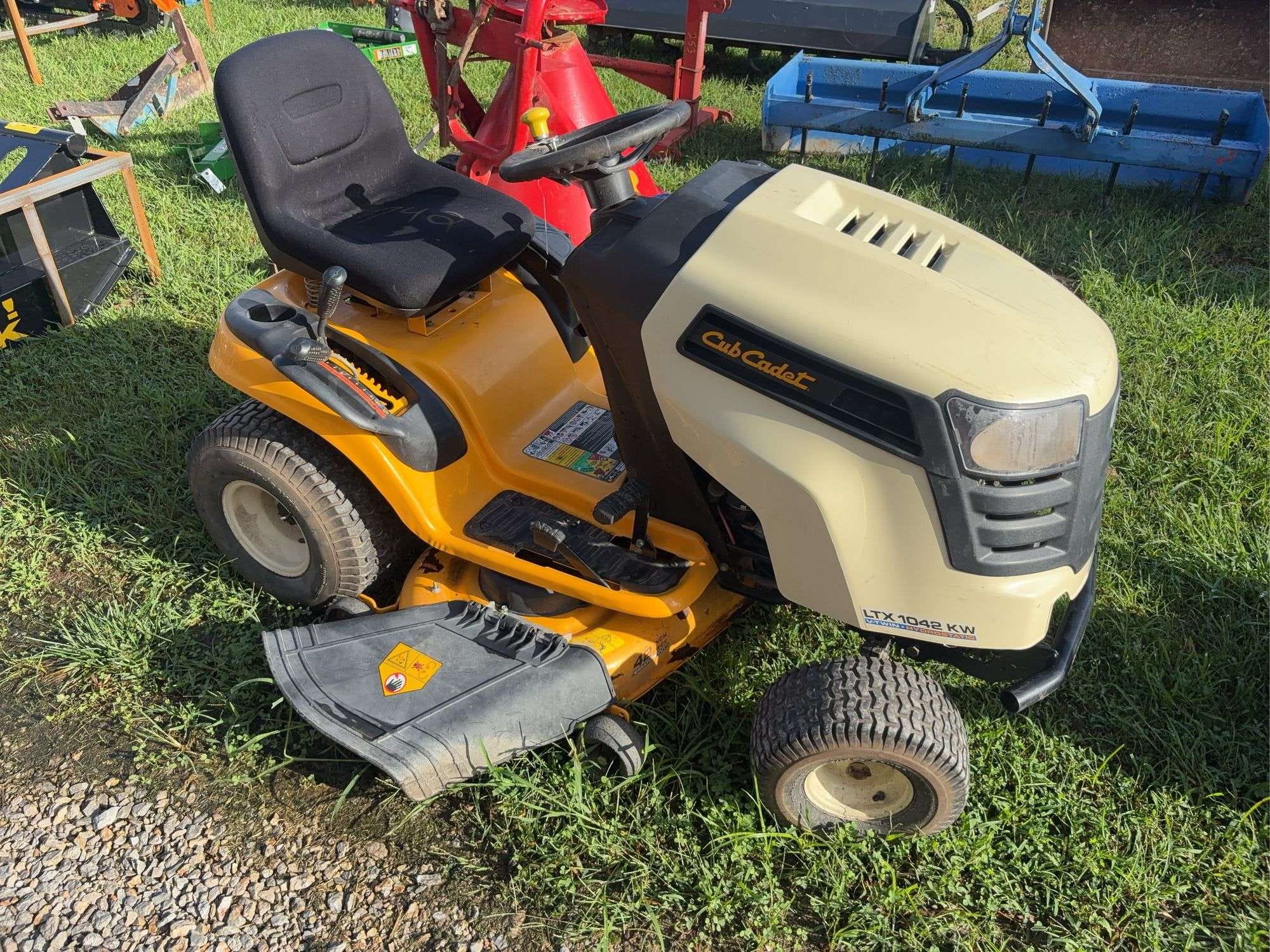 Cub Cadet LTX1042 Equipment Image0