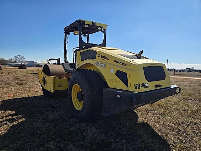 Image of Bomag BW211D equipment image 4