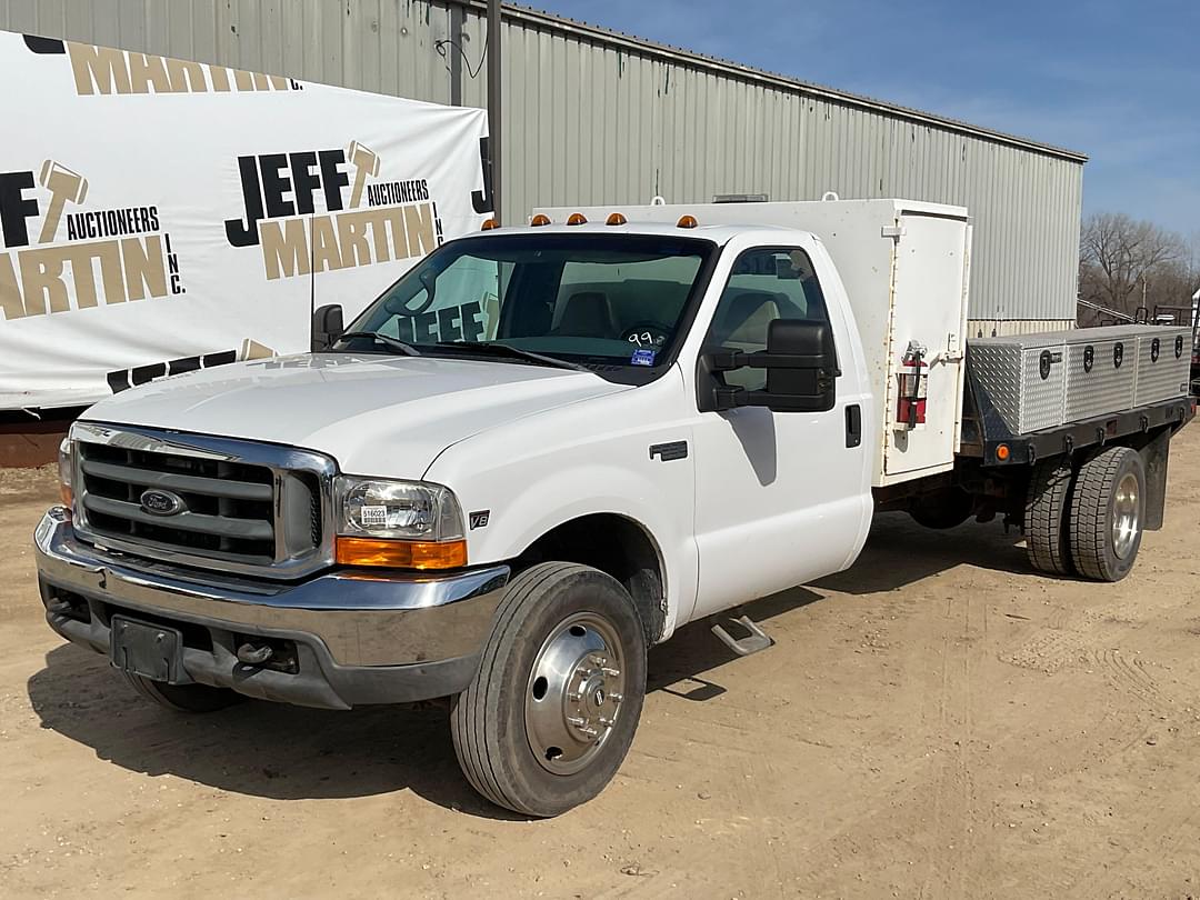 Image of Ford F-550 Primary image