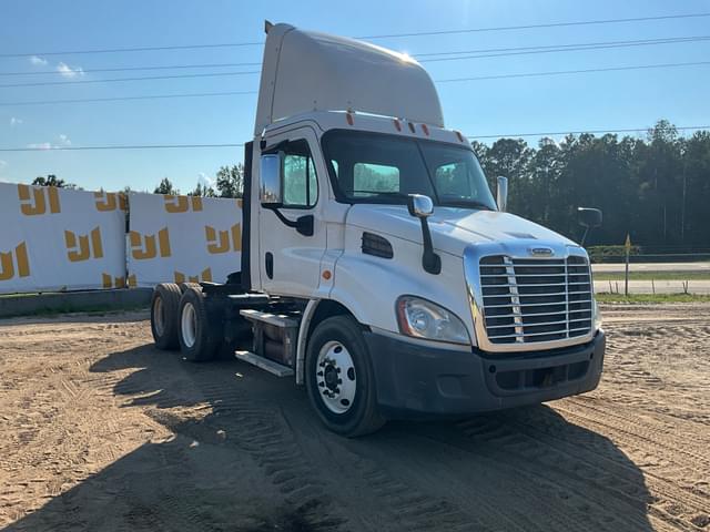 Image of Freightliner Cascadia equipment image 2