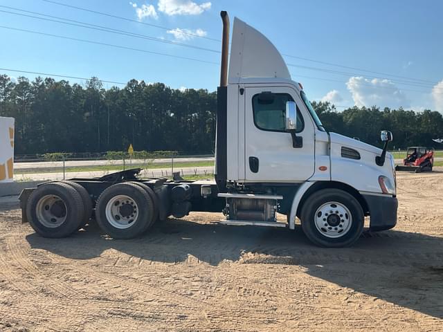 Image of Freightliner Cascadia equipment image 3