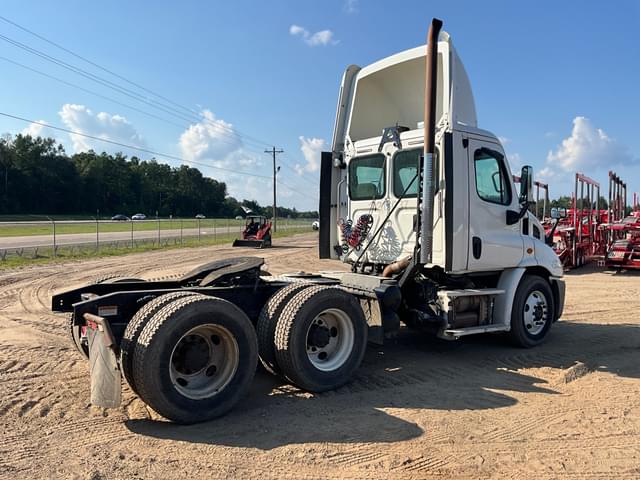 Image of Freightliner Cascadia equipment image 4