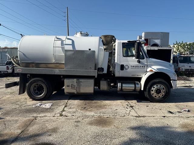 Image of International Dura Star 4400 equipment image 3
