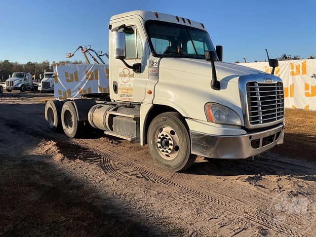 Image of Freightliner Cascadia equipment image 2