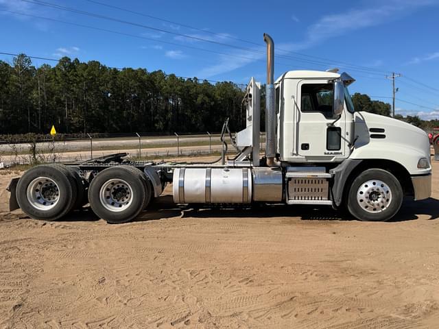 Image of Mack Pinnacle CXU613 equipment image 3