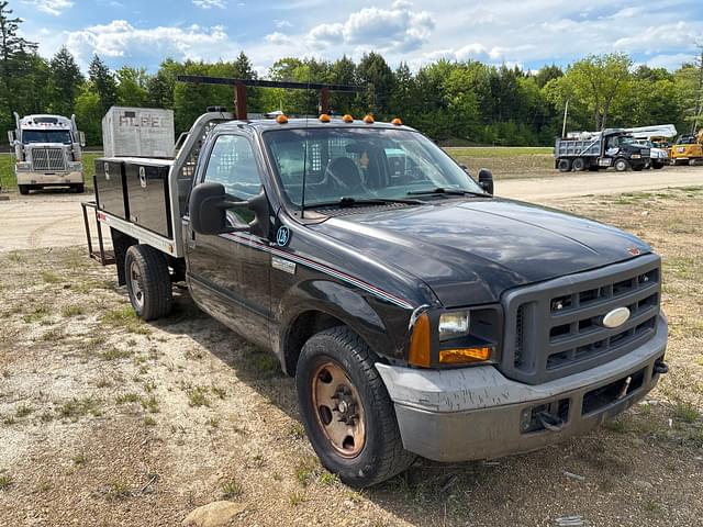 Image of Ford F-350 equipment image 2