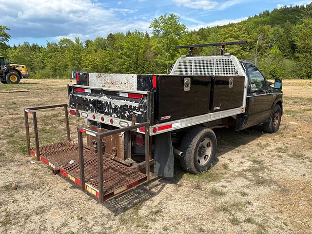 Image of Ford F-350 equipment image 4