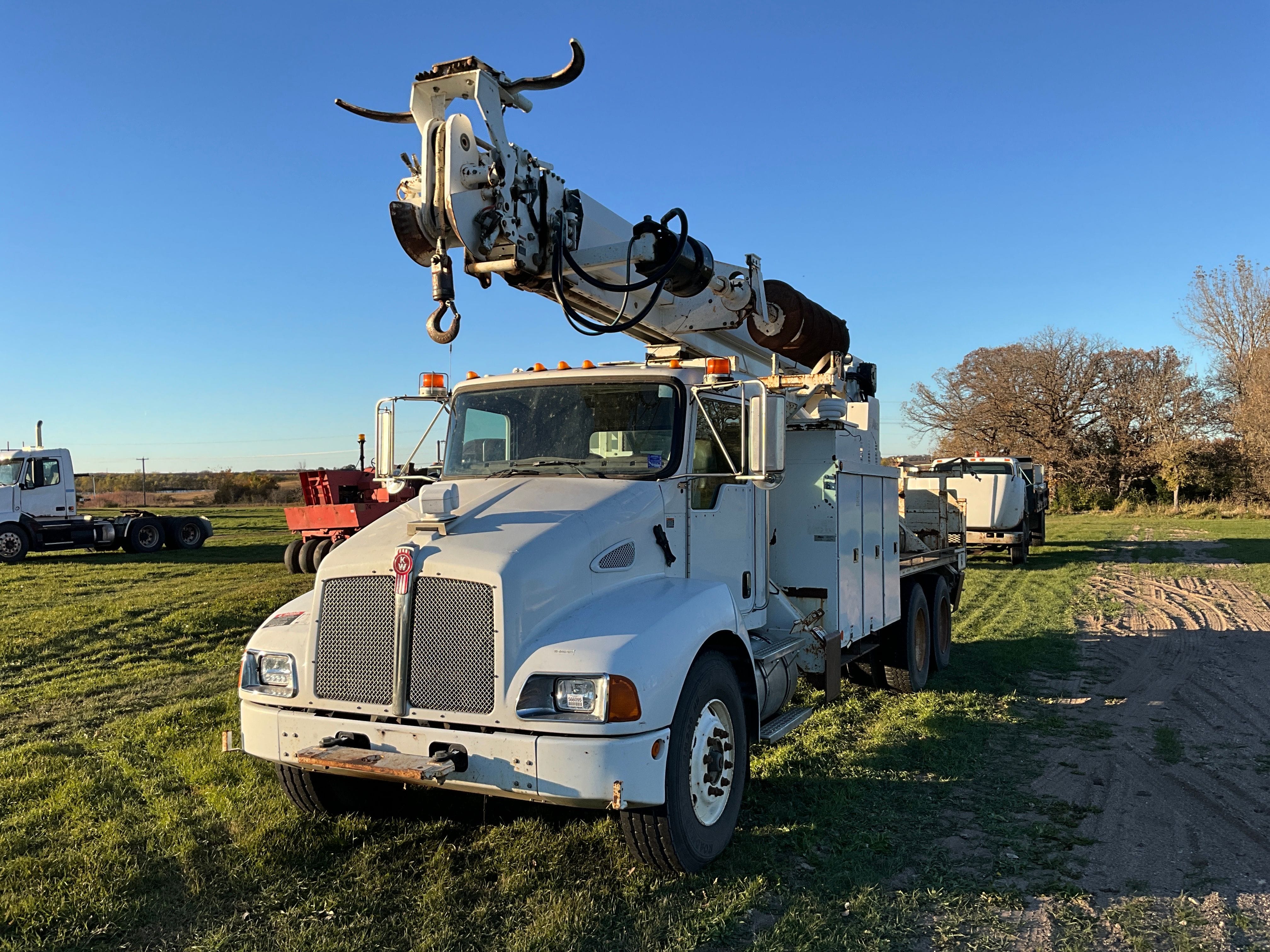 2008 Kenworth T300 Equipment Image0