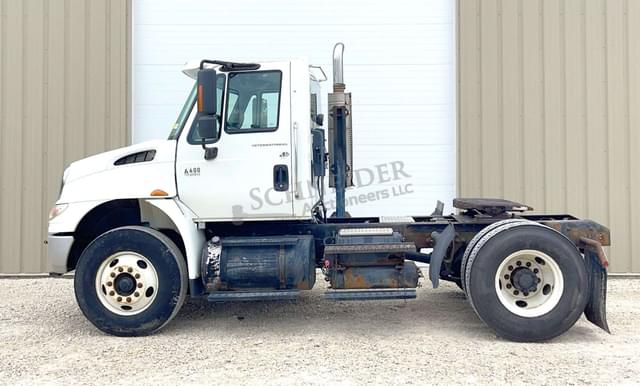 Image of International 4400 equipment image 3